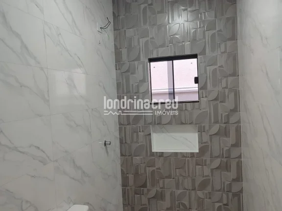 Imagem Casa com 2 quartos (1 suíte), sala com pé direito alto, copa, banheiro social e garagem coberta em lote de 126m² – Pronta para morar!