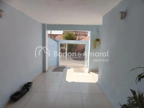 Imagem Casa à venda com 3 dormitórios, ampla sala de estar, cozinha, 2 banheiros (sendo 1 de empregada), ...