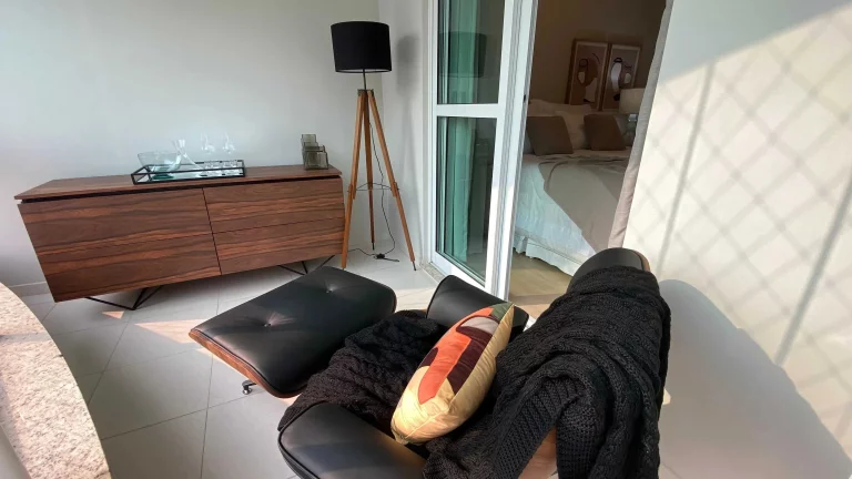 Imagem Apartamento mobiliado com 3 dormitórios sendo 1 suíte e 4 vagas de garagem em Balneário Camboriú/SC