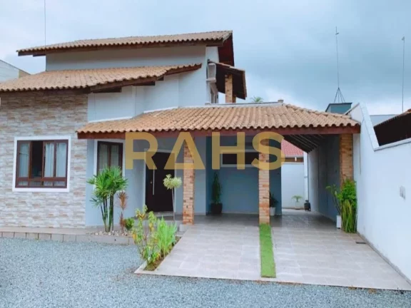 Linda casa semi-mobiliada e climatizada com 1 suíte, 2 quartos, 2 vagas de garagem e completa área...