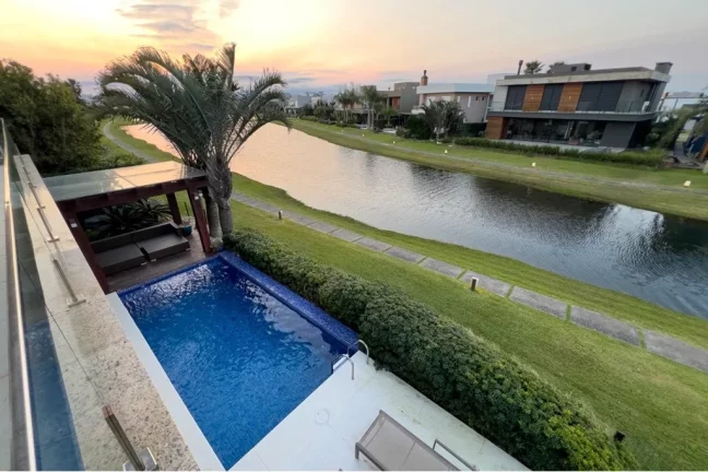 Imagem Casa de condomínio à venda em Xangri-Lá, Centro, com 4 quartos, 368m²