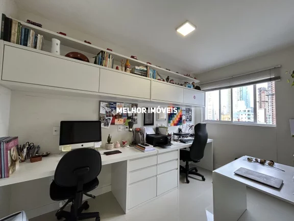 Imagem Apartamento á venda mobiliado e decorado, com 3 dormitórios e 2 vagas de garagem no centro de Balneário Camboriu