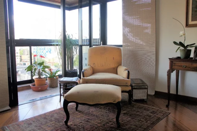 Imagem Apartamento de 191m², em andar alto. Living amplo com lareira e varanda gourmet. Possibilidade de i...