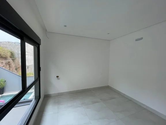 Imagem Casa em Cajamar com 3 Suítes, 4 Vagas e Piscina