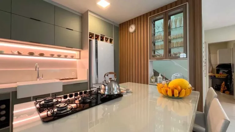 Imagem Casa com 3 dormitórios sendo 2 suítes e 1 vaga, a 150m do mar em Bombinhas/SC