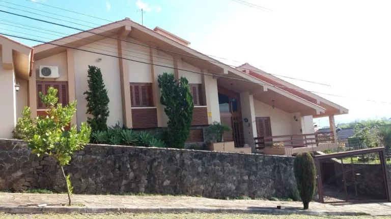 Imagem Casa de alto padrão de 3 Dormitórios e 400 m² de área útil em localização nobre Central de Sa