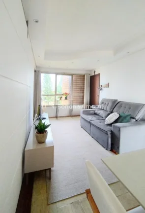 Imagem Apartamento com 70m², totalmente reformado com projeto assinado por arquiteta, oferecendo ambientes...