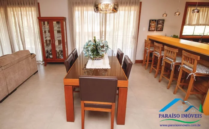 Imagem Sobrado Luxuoso em Condomínio Fechado: 4 dormitórios e Vista Privilegiada!