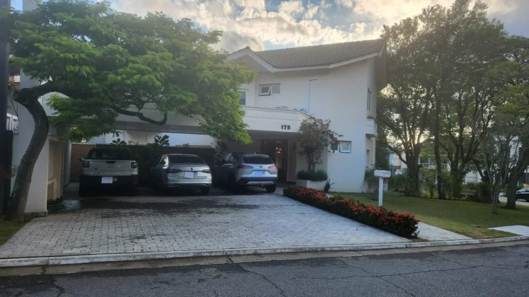 Imagem Residência Imponente em Esquina Privilegiada no Residencial Alphaville 9
