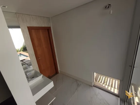 Imagem Sobrado com garagem subterranea e suite com dois closets e banheira