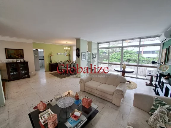 Imagem Apartamento à venda com 345m², 3 dormitórios, 2 suítes, closet, 2 vagas, dependência, quadra da praia por R$ 1.600.000,00 no Gonzaga em Santos