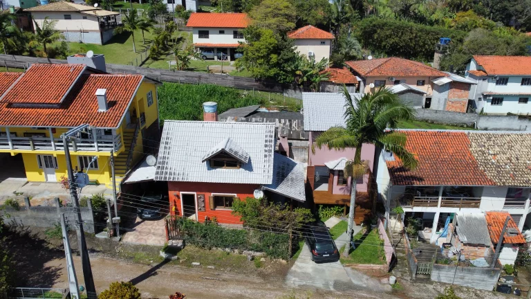 Imagem Duas casas à venda na Praia da Ferrugem, Garopaba. Vista para a lagoa, 260m² de terreno, documentação ok e ótima localização.
