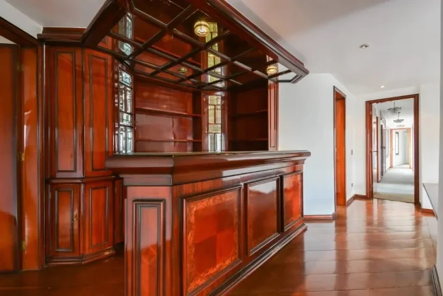 Imagem Apartamento 274M², 4Q, 1 Suíte, 4 Banheiros, 3 Vagas, Varanda, Piscina, Salão de Festas, Playground, Quadra, Hidro, Despensa.