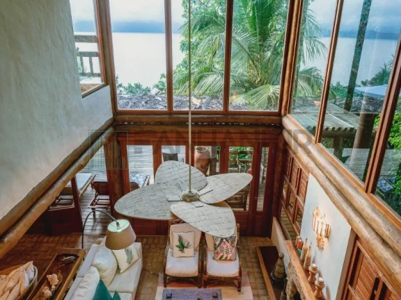 Imagem Linda costeira localizada na Região Norte da Ilha!!!! Piso superior: 3 suítes com varanda, sendo a suíte Master com banheira de hidromassagem e espa