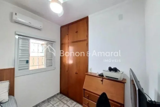 Imagem Casa isolada com 3 dorms , 1 suíte, sala e cozinha planejada. Ambientes com ar-condicionado e área...