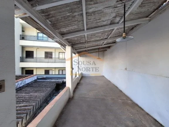 Imagem Casa térrea, 131m², 3 dormitórios, sala de TV, banheiro, lavanderia, armários nos dormitórios e...