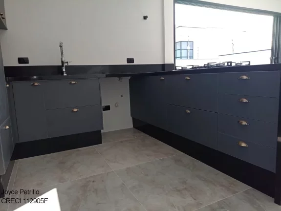 Imagem Casa Nova com Arquitetura Moderna à Venda em Condomínio Fechado na Cidade de Peruíbe.