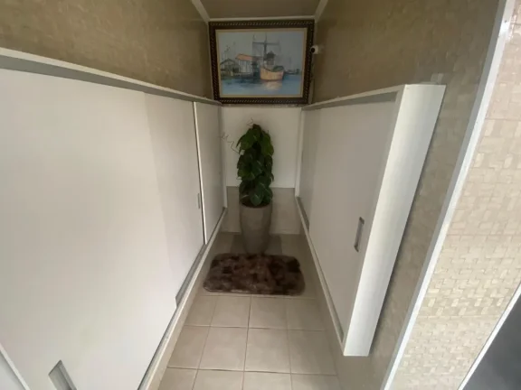 Imagem Apartamento mobiliado com churrasqueira a carvão e varanda na quadra mar na praia de Gravatá em Navegantes a venda pela Imobiliária Adriano Carpes