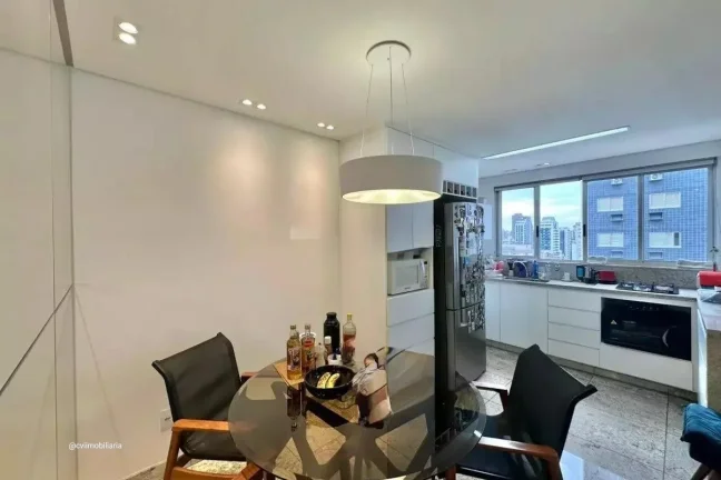 Imagem Localizado no charmoso bairro da Savassi, este espaçoso apartamento de 90 metros quadrados oferece ...