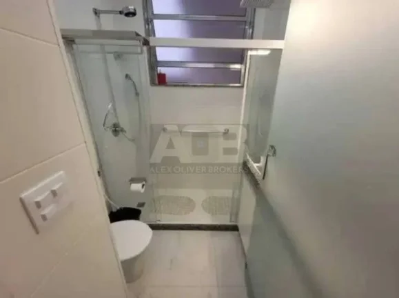 Imagem Apartamento à venda em Copacabana, 48m2, Quarto e Sala, 50 metros da Praia.