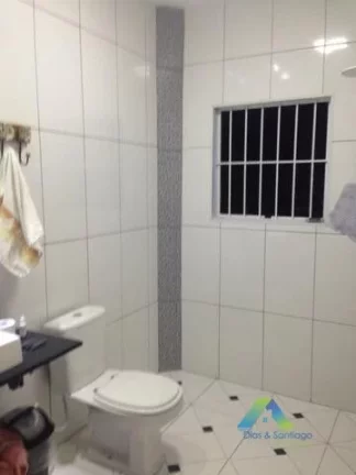 Imagem Linda casa toda reformada com fácil acesso a transportes publico e a comércios em geral.