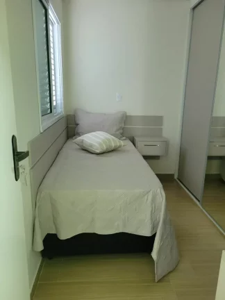Imagem SOBRADO COM TRÊS DORMITÓRIOS, QUATRO VAGAS DE GARAGEM E LAVANDERIA COBERTA.