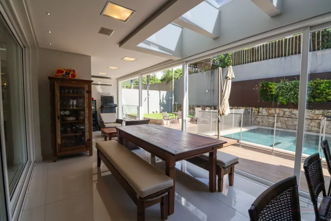 Imagem Venha conhecer esta linda casa dentro de um condomínio que fica em uma posição estratégica! Com ...