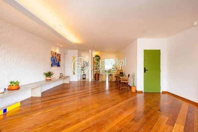Imagem Lindo apartamento reformado em Higienópolis. São 185m² de área privativa, 03 suítes e 02 vagas ...