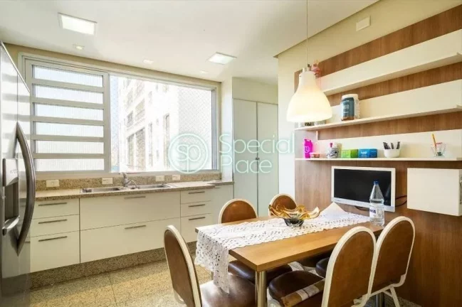 Imagem Apartamento com 207m² em um simpático prédio, em uma das ruas mais charmosa do Jardim Paulista. L...