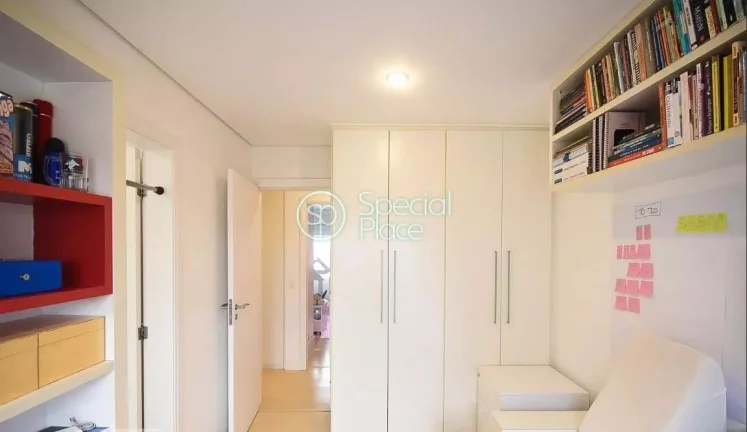 Imagem Amplo apartamento à venda com 4 quartos, sendo 3 suítes, e 5 banheiros no total. Este apartamento ...