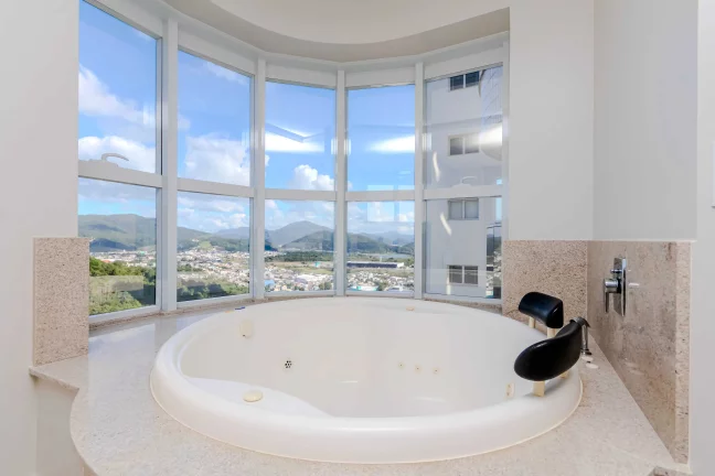 Imagem Apartamento frente mar com 4 suítes e 4 vagas de garagem em Balneário Camboriú