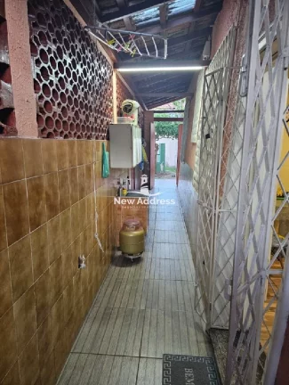 Imagem Três quadras do mar! Casa colonial em Itaparica: 180m², 3 quartos (1 suíte), 2 vagas cobertas, churrasqueira privativa. Condomínio com lazer completo.