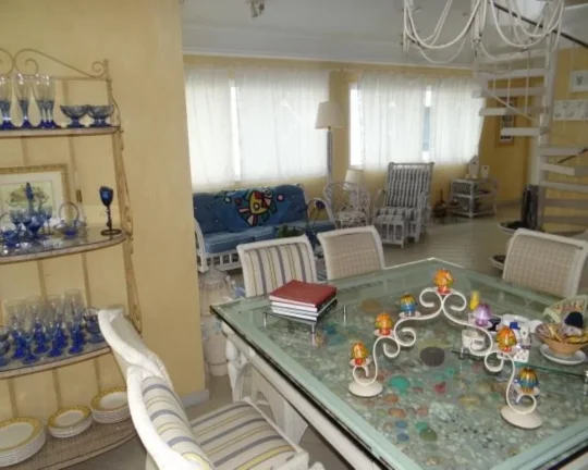 Imagem Apartamento á venda no Guarujá na Praia das Pitangueiras.