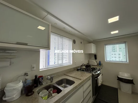 Imagem Apartamento á venda mobiliado e decorado, com 3 dormitórios e 2 vagas de garagem no centro de Balneário Camboriu
