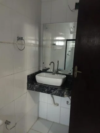 Imagem Casa no Eduardo Gomes - 3 Quartos, Suíte, 2 Banheiros, 2 Vagas de Garagem - Confira!