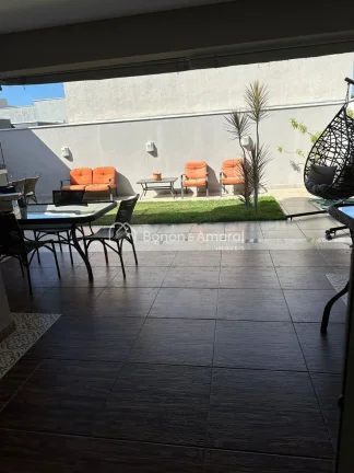 Imagem Destaques do Imóvel:

São 3 Suítes com Ar-Condicionado e Mobiliário Planejado: Suíte master com...