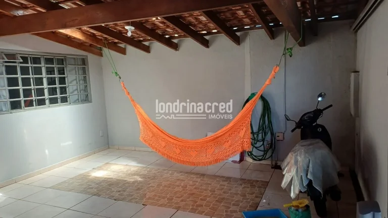 Imagem Casa com laje, 2 quartos (1 suíte com banheira), sala, copa e cozinha conjugadas, garagem para 2 carros, churrasqueira, portão eletrônico e ótima localização