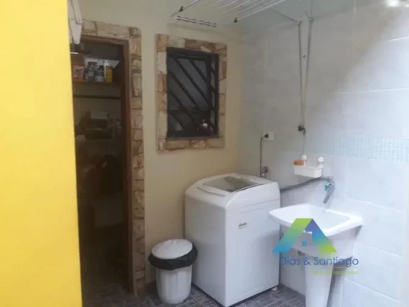 Imagem Lindo sobrado com 3 dormitórios sendo 1 suite, 2 vagas de garagem com ótima localização .