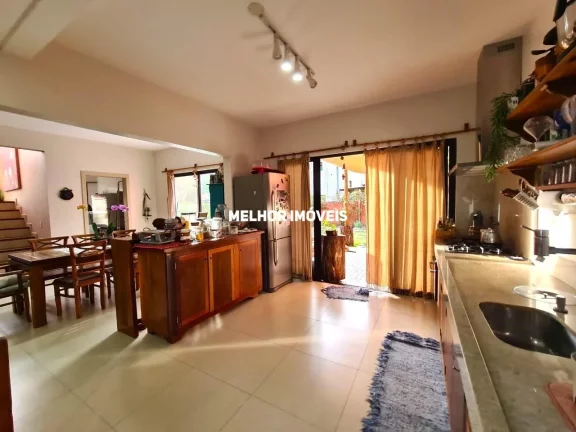 Imagem Casa Duplex á venda com 4 dormitórios localizada na praia Mariscal em Bombinhas.