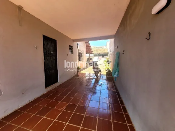 Imagem Casa espaçosa com 2 dormitórios, 2 banheiros e 2 vagas de garagem em terreno de 300m², com 126m² de construção — conforto e praticidade em um só lugar!