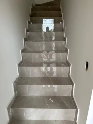 Imagem Sobrado Novo no CIC de frente para Rua - R$430 MIL