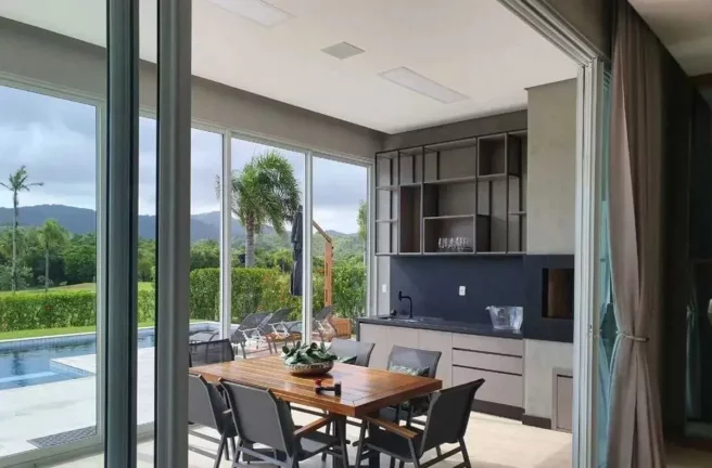 Imagem Casa de alto padrão com 4 suítes e 8 vagas de garagem no Centro de Camboriú