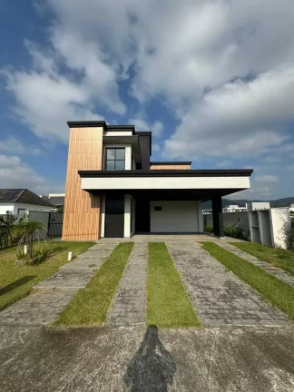 Imagem Casa em condomínio com 4 dormitórios e 4 vagas de garagem em Camboriú