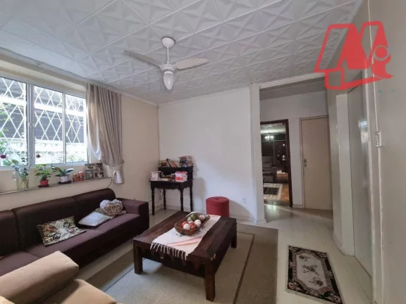 Imagem Casa com 5 dormitórios e pátio próximo à Redenção