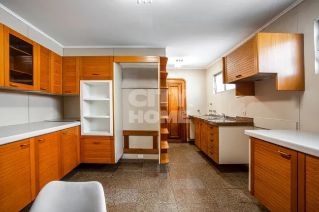 Imagem Lindo apartamento com 240m2, 3 dormitórios ( 1 suíte ) e 2 vagas na garagem. Apartamento impecáve...