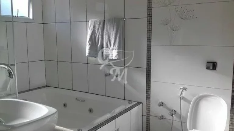 Imagem Casa com ótimo acabamento e decoração.