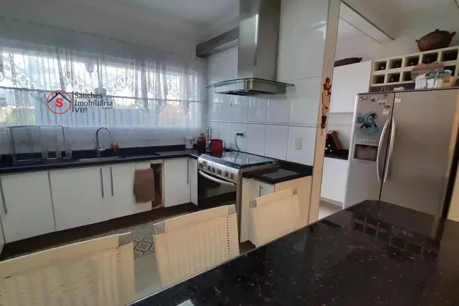 Imagem Sobrado a venda com 4 suítes, quintal com churrasqueira e 4 vagas de garagem. Suíte master maravilhosa.