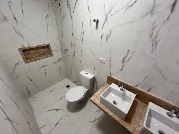 Imagem CASA SOBREPOSTA BAIXA NOVA EM FINO ACABAMENTO NO EMBARÉ