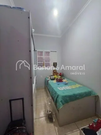 Imagem Linda casa totalmente reformada, localizada na parte alta do bairro, em região tranquila e de excel...