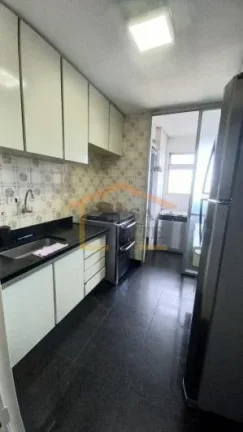 Imagem Apartamento reformado, com 3 dormitórios e armários planejados, cozinha com móveis planejados, ar...